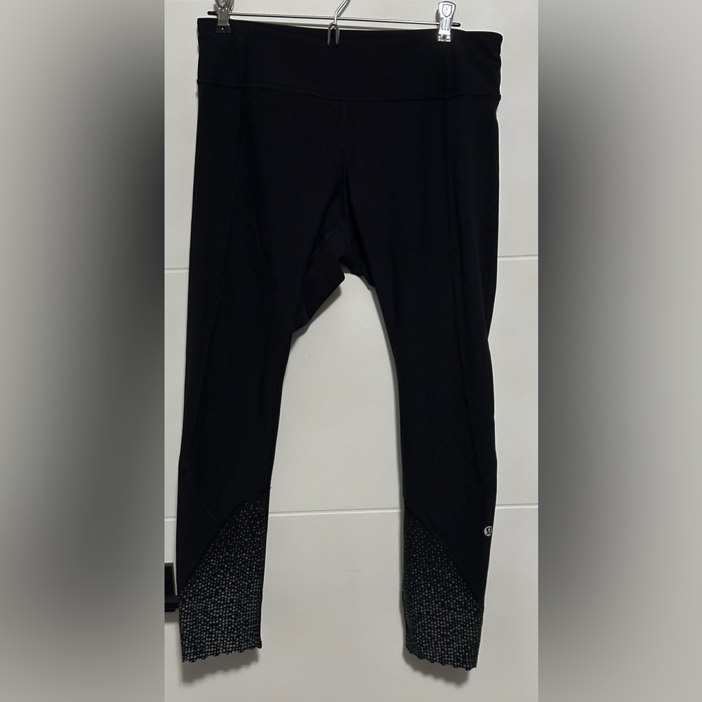 ⭐️Like New⭐️ Lululemon: Women’s Crops- Size 10
